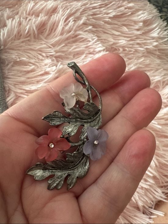 Vintage Lia Sophia Floral Leaf Trio Brooch on Antiqued Silver Tone Brooch 7