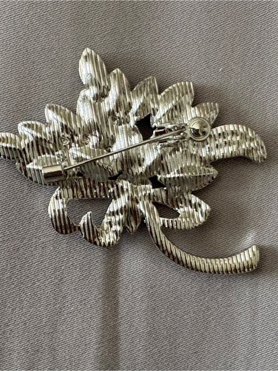 Vintage Rhinestone Leaf Cluster Brooch with Dark Blue Marquise Stones EUC 5