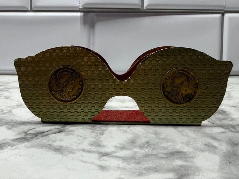 Vintage Gold Tone Metal Eyeglass Spectacle Holder Red Velvet 2