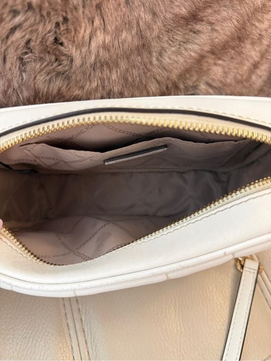 Michael Kors Quilted Leather Crossbody purse with tassel and Gold Chain 5