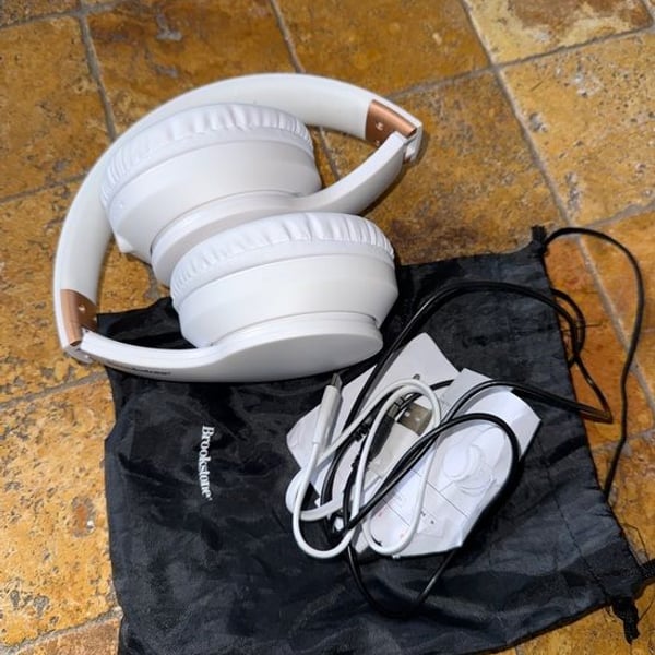 Brookstone White Wireless Over-Ear Headphones🎧