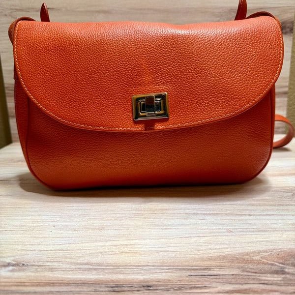 Excellent Longchamp Le Foulonné Red Leather Turn-Lock Crossbody