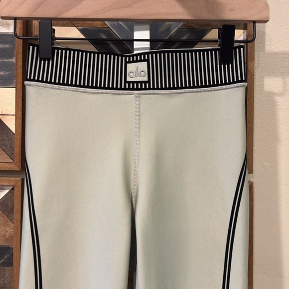 ALO Yoga Olive Green High-Waist Leggings with Black Trim 4