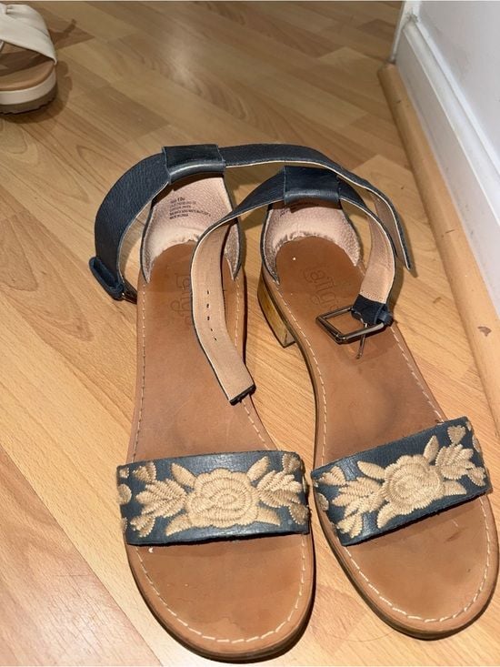 Ankle strap and leather block heel sandals 3