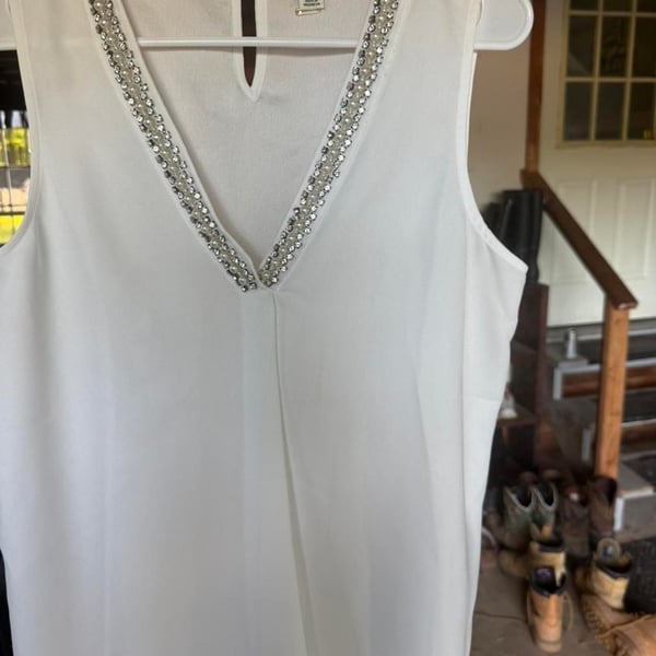 Adrienne Vittadini Beaded V-Neck Top Size M White Sleeveless Blouse