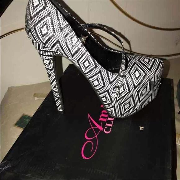 Black and white heels π 4