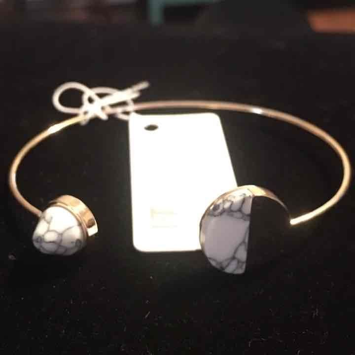 Dainty Gold Circle Cuff- White Howlite 3