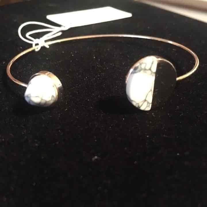 Dainty Gold Circle Cuff- White Howlite 4