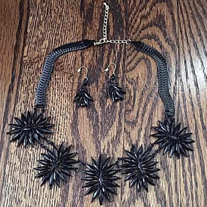 Floral Statement Necklace Set- Black 3
