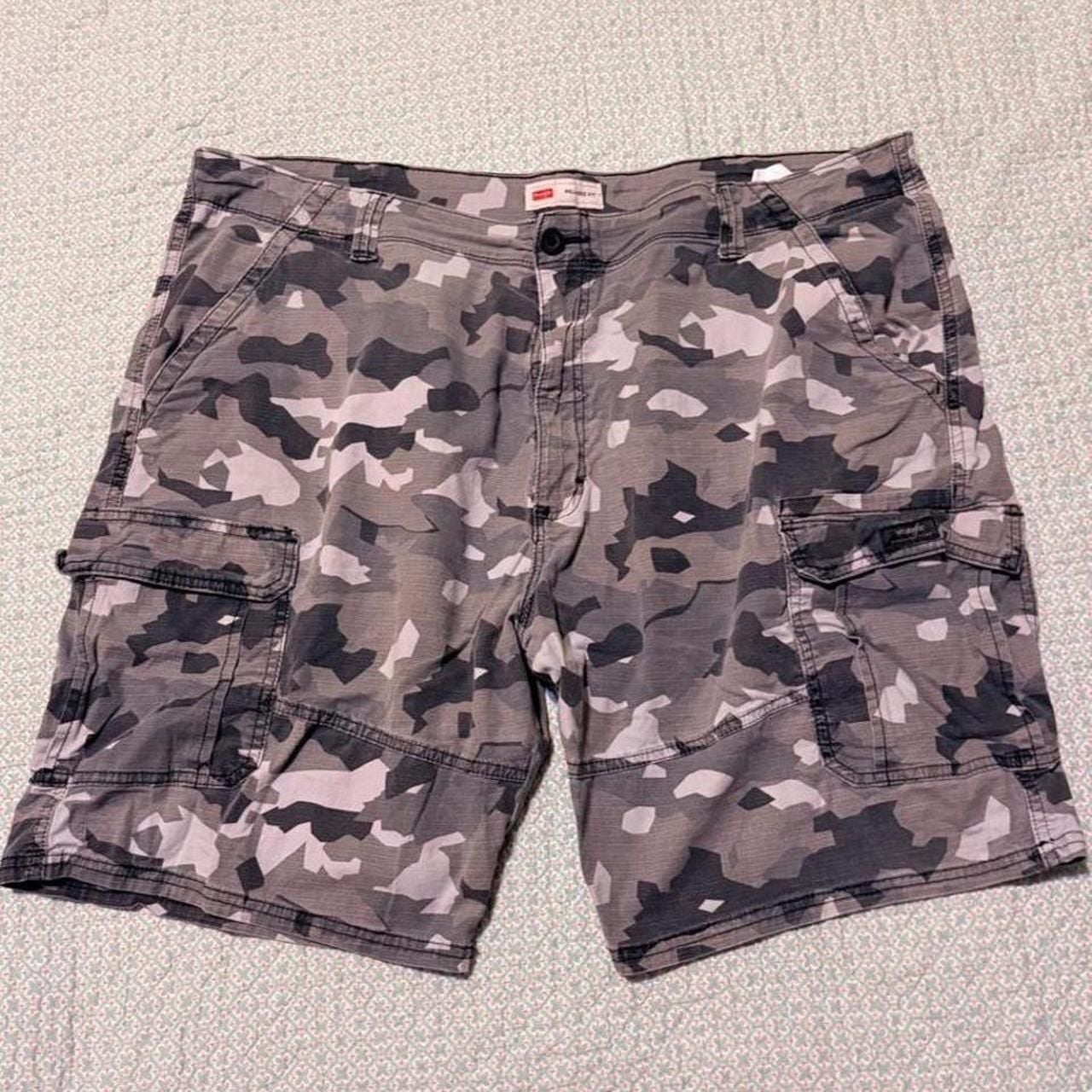 Wrangler Relaxed Fit Cargo Shorts Size 42 Grey Camo 2