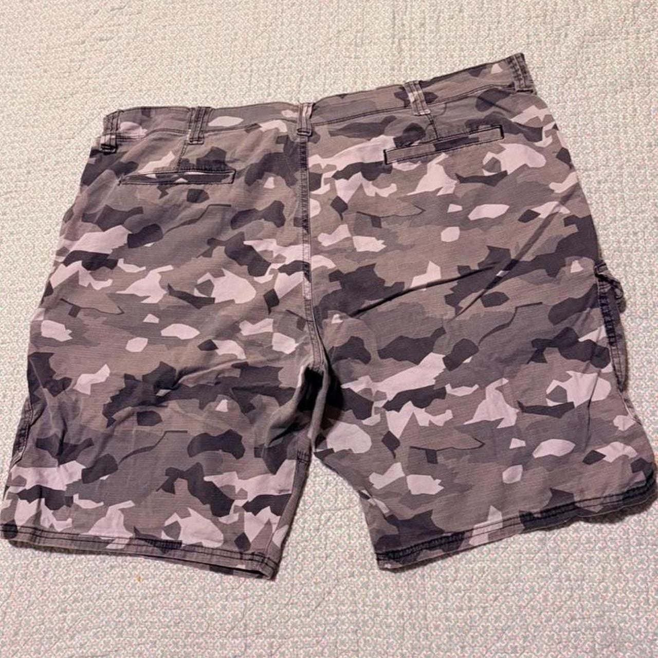 Wrangler Relaxed Fit Cargo Shorts Size 42 Grey Camo 3
