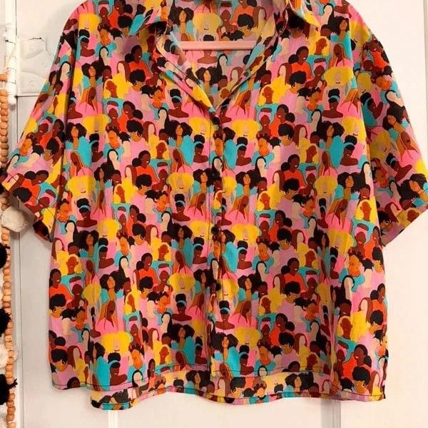 Izzy and Liv Silky Feel Colorful Women Print Blouse Size M