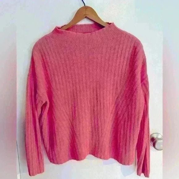 Women’s cozy pink knit pullover sweater by Old Navy size medium 2