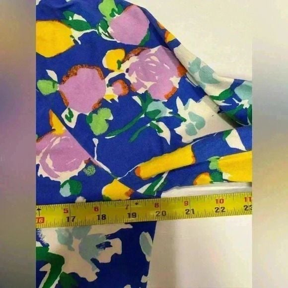 Isaac Mizrahi Live! Women’s floral print long sleeve shirt with boat-neck size M 9