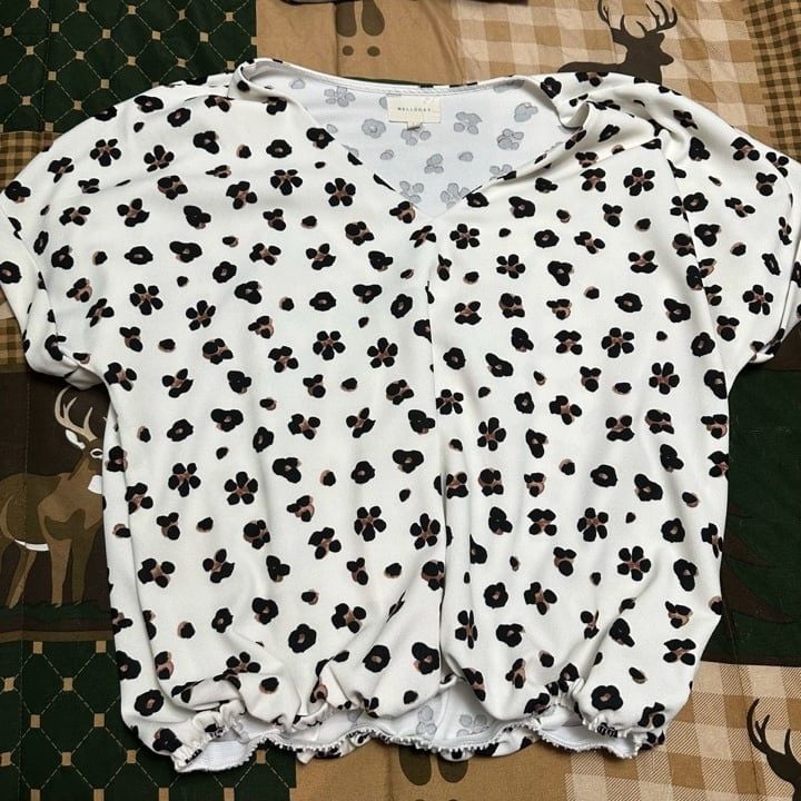 Melloday Ivory Leopard Print Short Sleeve V-Neck Blouse Size Large 1