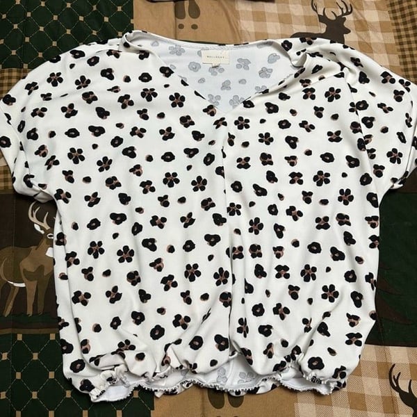 Melloday Ivory Leopard Print Short Sleeve V-Neck Blouse Size Large
