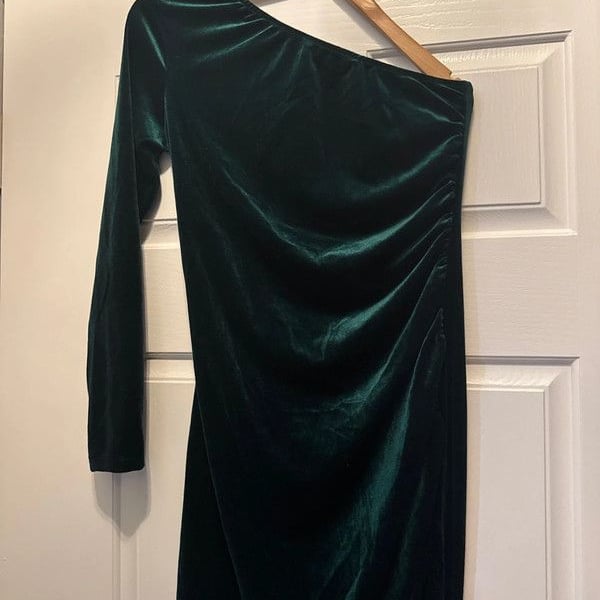Green Velvet Off-Shoulder Party Dress - S