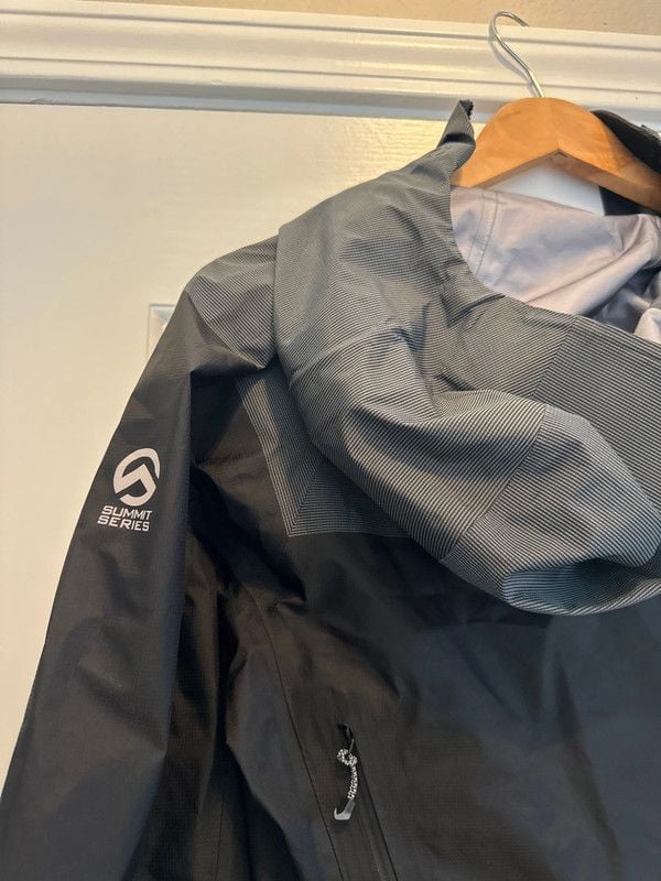 Women’s North Face - Summit Series Windbreaker- S 7