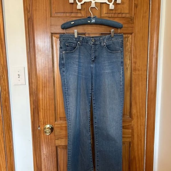 Women's Flared Jeans in Mid Blue - Comfortable Everyday Style