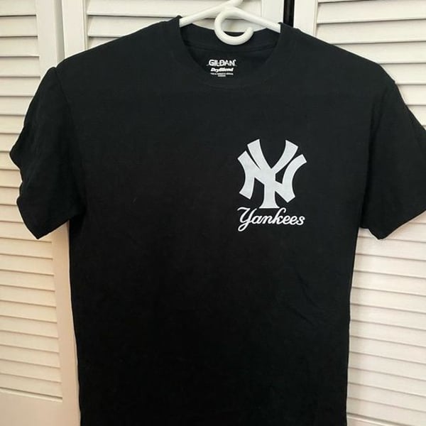 Gildan Black Tee with White Yankees Logo
