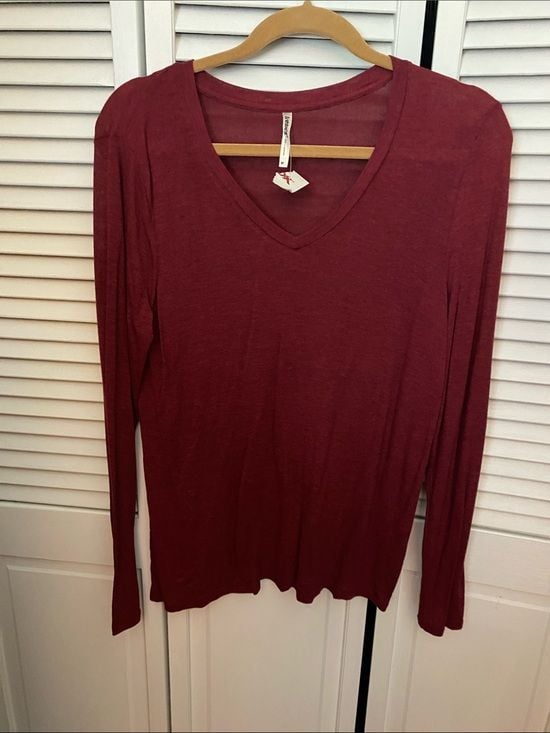 Tresics Lightweight V-Neck Long-Sleeve Top in Wine 2