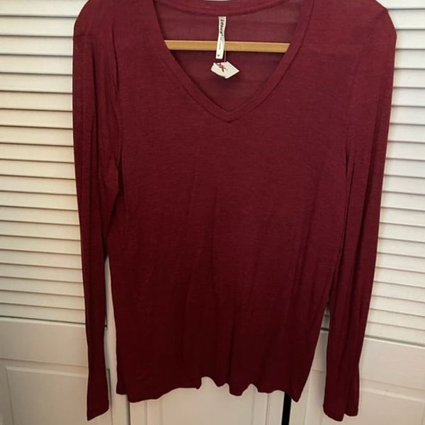 Tresics Lightweight V-Neck Long-Sleeve Top in Wine