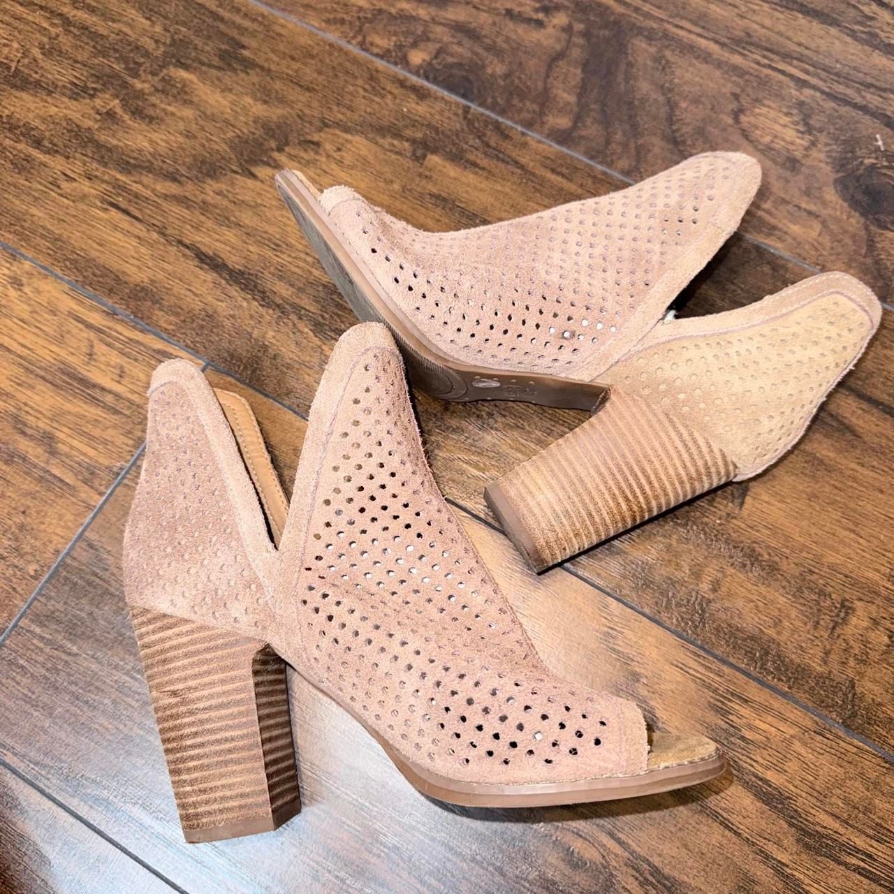 Lucky Brand Larise Booties Size 7M Tan Suede Perforated Peep Toe Heels 2