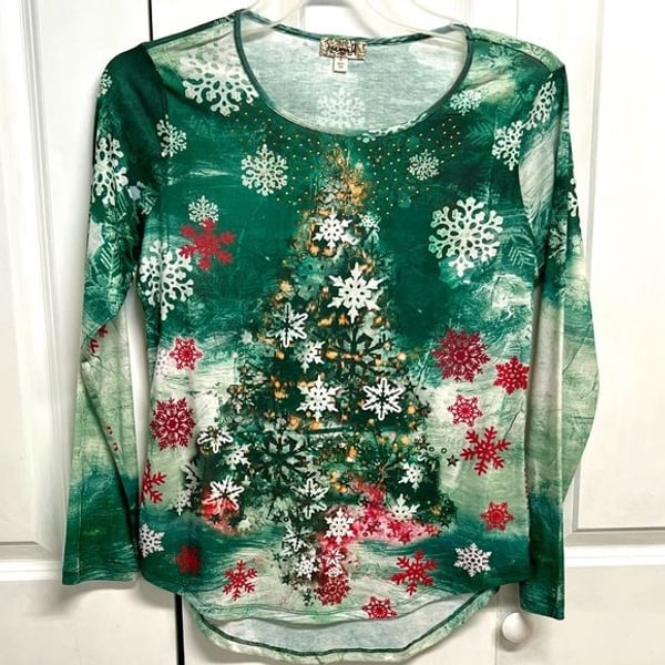 ONE WORLD Green Long-Sleeve Holiday Tree Top with Red & White Snowflakes Size S