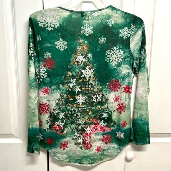 ONE WORLD Green Long-Sleeve Holiday Tree Top with Red & White Snowflakes Size S 6