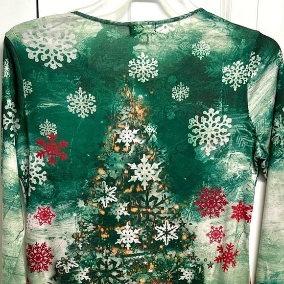 ONE WORLD Green Long-Sleeve Holiday Tree Top with Red & White Snowflakes Size S 7