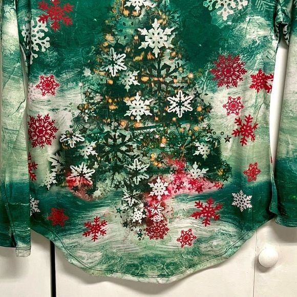 ONE WORLD Green Long-Sleeve Holiday Tree Top with Red & White Snowflakes Size S 8