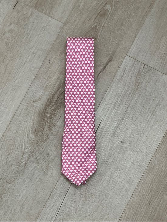 Vineyard Vines Pink Tie with White Heart Pattern 1