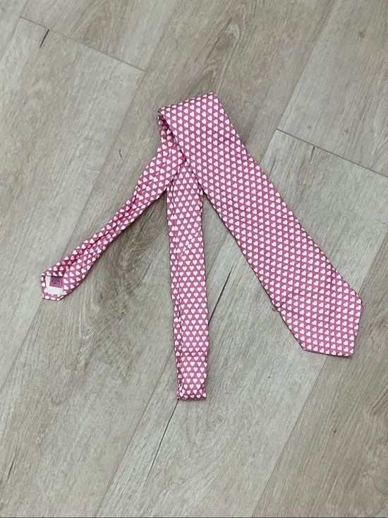 Vineyard Vines Pink Tie with White Heart Pattern 2