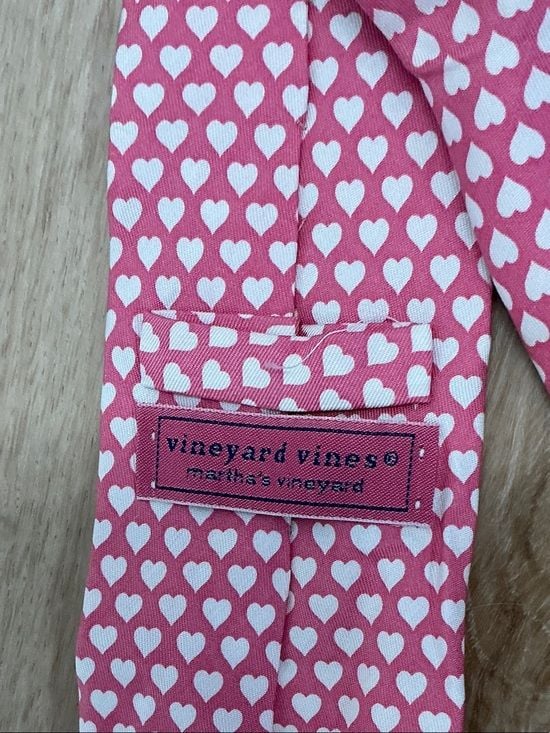 Vineyard Vines Pink Tie with White Heart Pattern 4