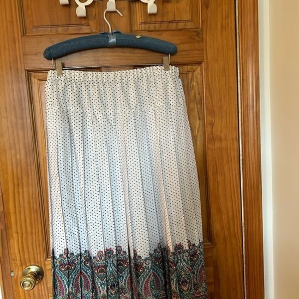 Vintage Lightweight Pleated Polka Dot Midi Skirt w/ Intricate Wide Paisley Hem