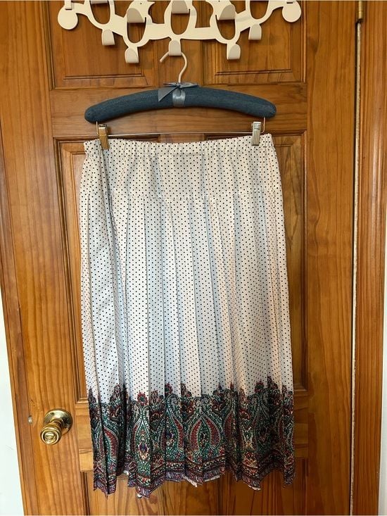 Vintage Lightweight Pleated Polka Dot Midi Skirt w/ Intricate Wide Paisley Hem 3