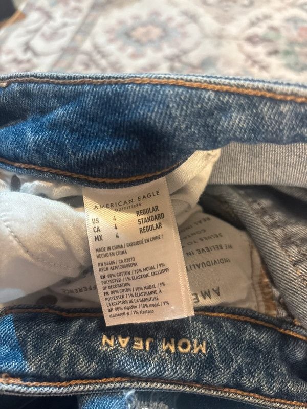 American Eagle Mom jeans size 4 R 5