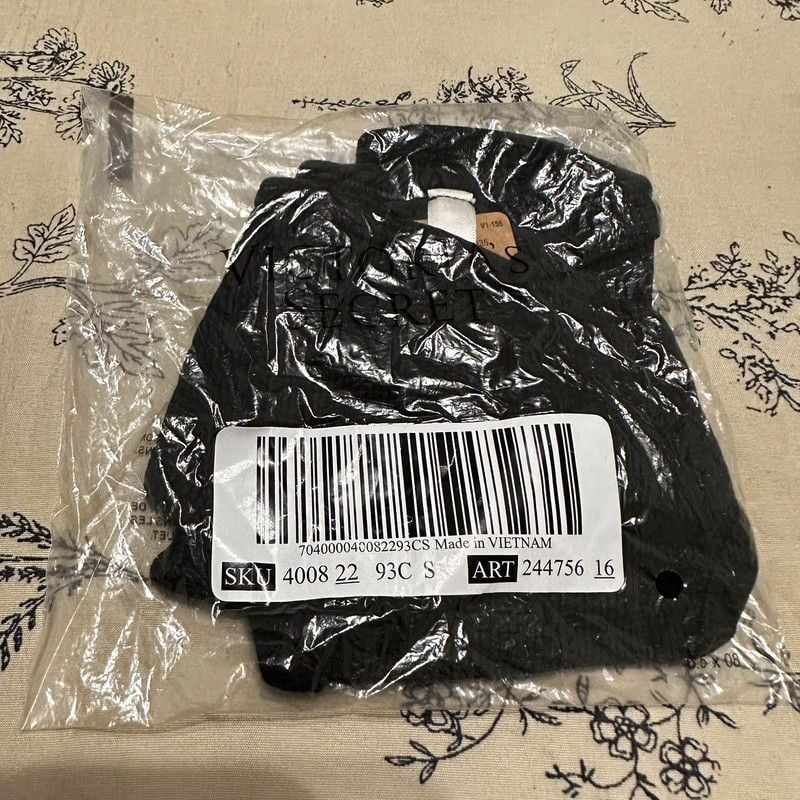 New Ribbed Black V-cut Victoria Secret Undies 1