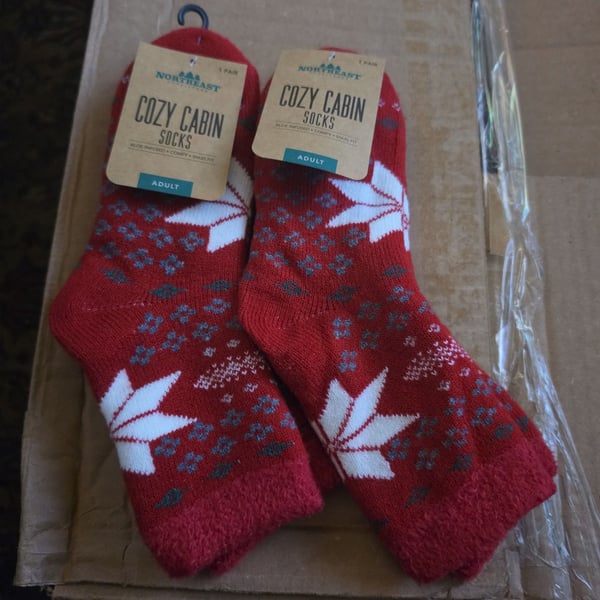 NORTHEAST COZY CABIN SOCKS ADULT 2 PAIRS RED