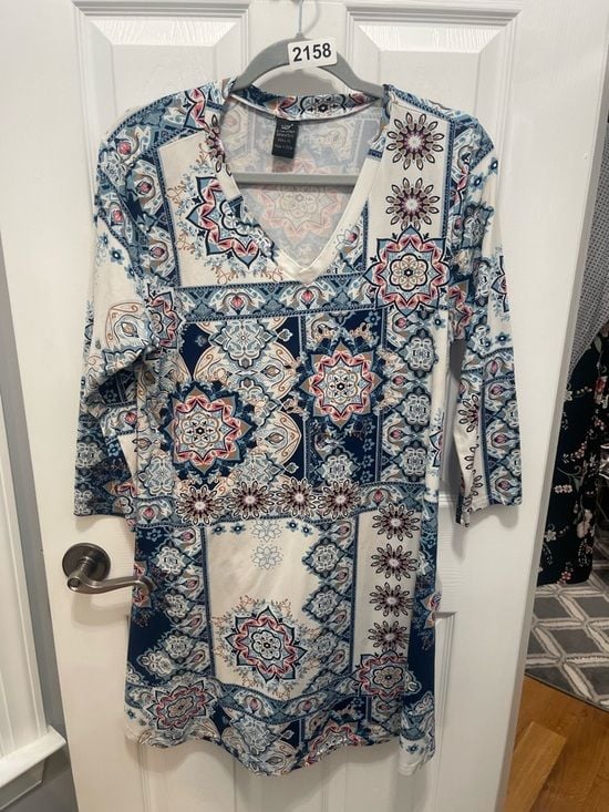 V-Neck Tile-Print Tunic in Navy & White 11
