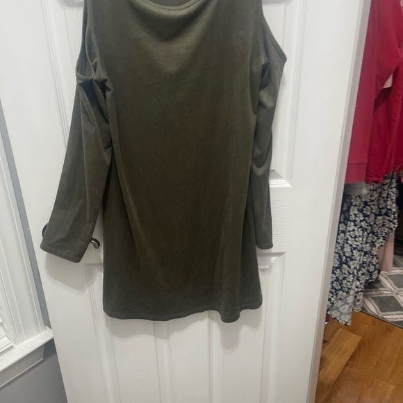 Pixie and Ivy Green Cut Out 3/4 Sleeve Tunic cold shoulder 7