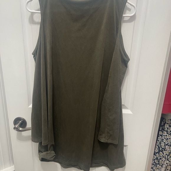 Pixie and Ivy Green Cut Out 3/4 Sleeve Tunic cold shoulder 9