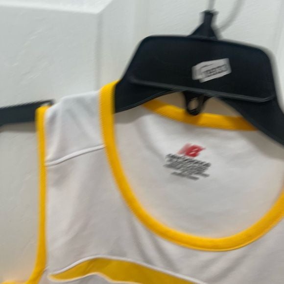 New balance sleeveless top XLarge women’s white and yellow 10
