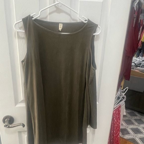 Pixi and ivy top small green cold shoulder 2