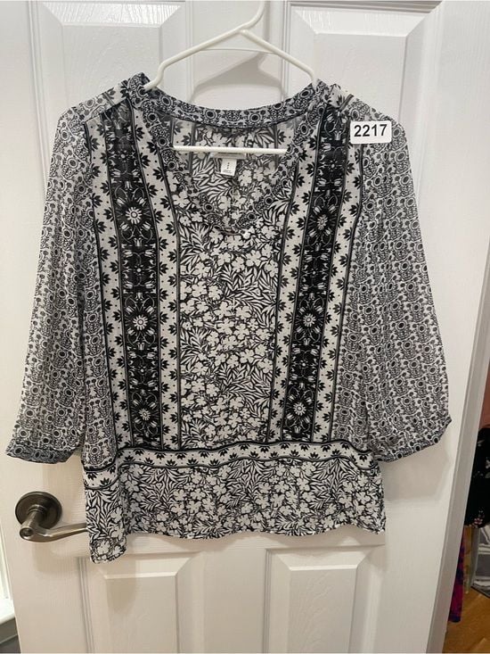 Old Navy Black & White Floral Border V-Neck Blouse 2
