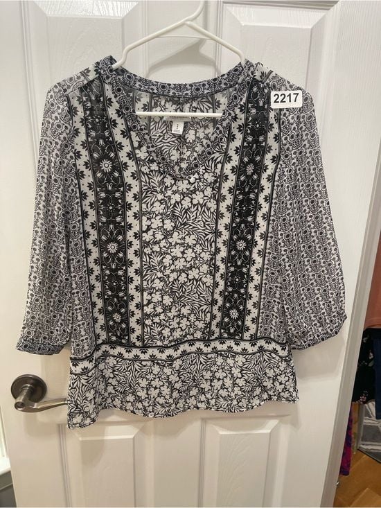 Old Navy Black & White Floral Border V-Neck Blouse 3