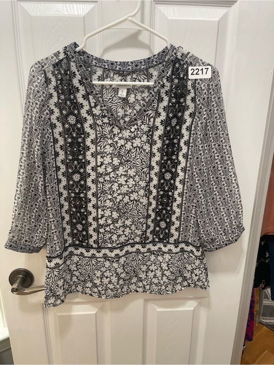 Old Navy Black & White Floral Border V-Neck Blouse 4