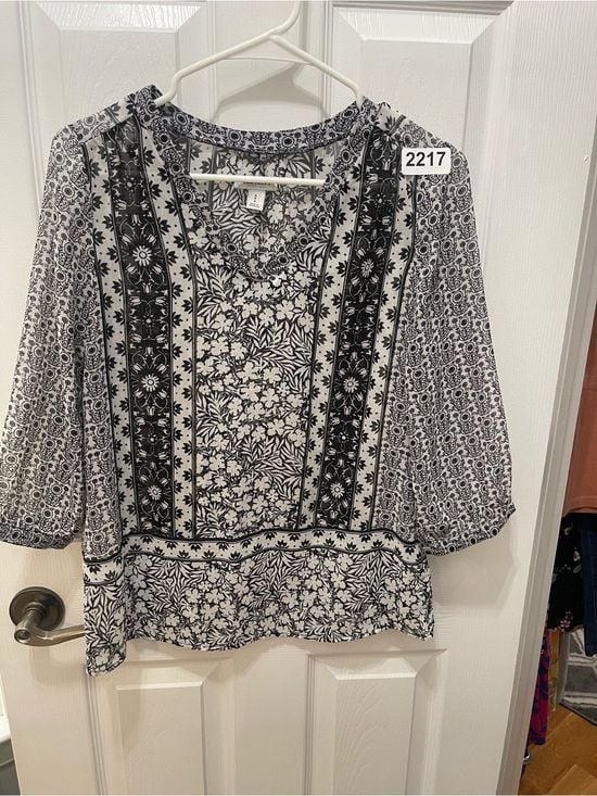 Old Navy Black & White Floral Border V-Neck Blouse 5