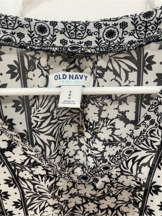 Old Navy Black & White Floral Border V-Neck Blouse 6
