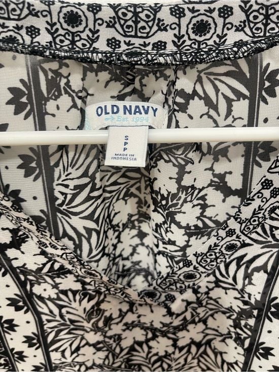 Old Navy Black & White Floral Border V-Neck Blouse 7